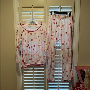 Women's Kiss Print Pajama Set
